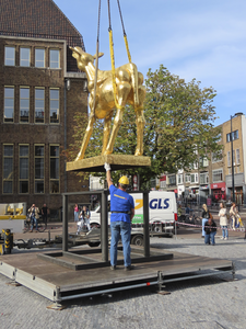 901981 Afbeelding van het beeld 'Het Gouden Kalf', symbool van het Nederlands Film Festival, op de Neude te Utrecht. ...